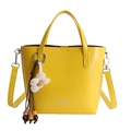 Sac fourre-tout en cuir verni jaune avec poignées rondes et breloque fleurie - Avec Pendentif / Jaune