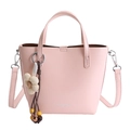 Sac à main rose en cuir grainé avec pendentif floral et lettrage argenté chic - Avec Pendentif / Rose