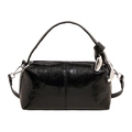 Bolso cilíndrico negro brillante en cuero pulido con detalles de cadena de metal plateado - Negro
