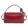 Bolso de mano minimalista en charol burdeos con detalle de nudo metálico plateado - Rojo