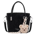Schwarze Bucket-Tasche mit Ringgriffen, Plissee-Struktur und süßem Bären-Anhänger - Schwarz