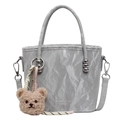 Silberne Falten-Eimertasche für Damen mit niedlichem braunem Teddybär-Schlüsselanhänger - Silber