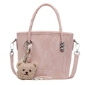Rosafarbene Eimertasche in Marmoroptik mit Tragegriffen, Schultergurt und Bärenanhänger - Rosa