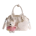 Crème schelp handtas met hartvormige etui, schouderband en pluche hanger detail - Met Hanger / Broken Wit