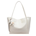 Sac fourre-tout chic blanc crème en similicuir texturé avec un charmant pendentif poney - Avec Pendentif / Blanc Cassé