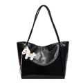 Sac cabas noir brillant avec pendentif cheval et texture cuir huilé pour le quotidien - Avec Pendentif / Noir