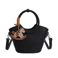 Schwarze Bucket-Bag aus Litschi-Leder mit Rundgriff und braunem Schaukelpferd-Anhänger - Schwarz