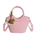 Rosa Eimer-Handtasche aus Leder mit Lychee-Muster, Pferdeanhänger und Schultergurt - Rosa