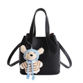 Secchiello in pelle martellata nera con manici e ciondolo a forma di orsetto di peluche - Con Ciondolo / Nero