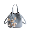 Secchiello azzurro in pelle martellata con ciondolo a forma di orso e tracolla regolabile - Con Ciondolo / Blu