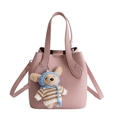 Borsa a secchiello rosa grana litchi con doppi manici e ciondolo a forma di cucciolo - Con Ciondolo / Rosa