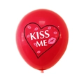 Détail de ballon rouge de Saint-Valentin avec cœur, texte Kiss Me et lèvres roses - Style KISS ME Rouge
