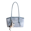 Hellblaue Shopper-Tasche mit geometrischer Textur, Lederbesatz und kleinem Pferde-Anhänger - Blau