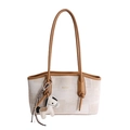 Minimalistische beige Canvas-Tote-Bag mit braunem Lederbesatz und Pferdeanhänger - Weiß & Khaki