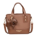 Retro-Handtasche in Dunkelbraun mit Farbakzenten, Hundeanhänger und abnehmbarem Gurt - Mit Anhänger / Braun