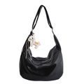 Grande borsa hobo nera con trama litchi e un grazioso ciondolo a forma di cavallo - Con Ciondolo / Nero