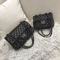 Sacs à bandoulière en cuir matelassé noir avec bandoulière chaîne et fermoir pivotant - L Noir
