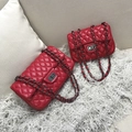 Sac bandoulière matelassé rouge avec fermoir rotatif et bandoulière chaîne, deux tailles - Grande Taille Rouge
