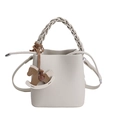 Bolso tipo cubo de cuero crema con asa trenzada y colgante de caballo, acabado granulado - Blanco Roto