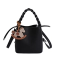 Bolso cubo minimalista de cuero negro con asa tejida y colgante de caballo de Troya - Negro