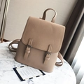 Minimalistischer hellbeige Wildleder Rucksack mit Doppel-Schnallen-Design auf Marmortisch - Khaki