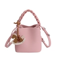 Bolso cubo rosa con asa trenzada, colgante de caballo y cuero con grano de lichi - Rosa