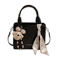 Glänzende schwarze Lacklederhandtasche mit Spiralgriff, Plüschbär-Anhänger und Seidenschal - Schwarz / Mit Anhänger