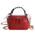 Borsa a bauletto trapuntata rosso scuro con manico foulard e tracolla a catena oro - Rosso