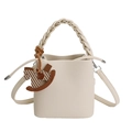 Bolso saco minimalista blanco roto con asa trenzada y colgante de caballo balancín - Albaricoque Crema