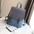 Minimalistischer Rucksack in Hellblau mit grauvioletter Klappe und Dornschließe im Detail - Blau