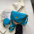 Detail der königsblauen Stepphandtasche mit Goldbeschlägen und passender kleiner Geldbörse - Neu Blau