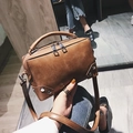 Borsa Boston retrò in pelle marrone con rivetti metallici e manico per donna - Cuoio