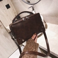 Borsa Boston retrò in pelle marrone scuro con borchie metalliche e manico strutturato - caffè