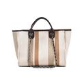 Detailaufnahme der gestreiften Canvas-Tasche mit braunen Kunstledergriffen und Kette - Khaki