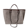 Braune und beige Tweed-Einkaufstasche mit Lederbesatz und Kettenriemen auf weißem Grund - Braun
