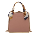 Elegante altrosa quadratische Handtasche mit Seidenschal-Griff und Goldkette - Rosa