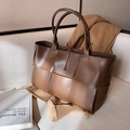 Grande borsa tote intrecciata in pelle opaca marrone scuro per donna con doppi manici - Marrone