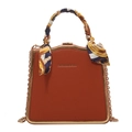 Karamellbraune Tasche mit seidenschalumwickeltem Griff und goldener Kette - Braun