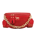 Sac banane rouge à motif crocodile avec plaque licorne dorée et grosse chaîne acrylique - Rouge