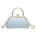 Borsa trapuntata celeste con perle bianche e manico decorativo in metallo dorato - Blu