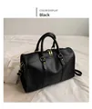 Detailansicht der schwarzen Kunstledertextur und goldener Metallbeschläge dieser Boston Bag - Schwarz
