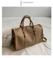 Nahaufnahme der khakifarbenen Boston-Tasche mit matter Textur und goldenen Metallbeschlägen - Khaki