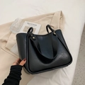 Grande borsa tote minimalista in pelle nera con manici robusti per l'uso quotidiano - Senza ciondolo / Nero