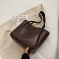 Borsa tote minimalista marrone scuro in ecopelle opaca con tracolla larga e capiente - Senza ciondolo / caffè