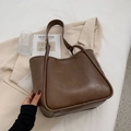 Grande borsa tote minimalista marrone scuro in pelle opaca con ampia tracolla - Senza ciondolo / Marrone Giallastro