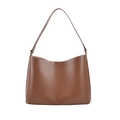 Bolso hobo minimalista en cuero marrón con tachuelas plateadas y correa larga - Marrón