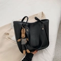 Borsa tote nera in ecopelle con rivetti dorati e ciondolo a forma di coniglio - Con Ornamento / Nero