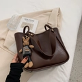 Sac fourre-tout marron en similicuir avec bandoulière large et charme lapin mignon - Avec Ornement / Café