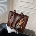 Sac cabas minimaliste marron foncé en similicuir avec un charmant pendentif lapin en tricot - Avec Ornement / Marron Jaune