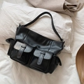 Grande borsa tote nera con due tasche frontali di servizio in morbida pelle - Nero